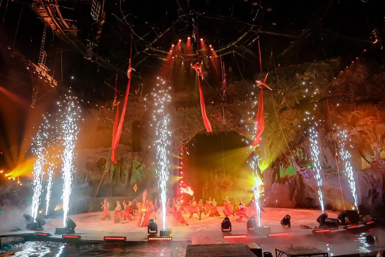 Golden Sea Fixtures Together with Chimelong International Circus Presented a Circus Feast Golden Sea Fixtures Together with Chimelong International Circus Presented a Circus Feast