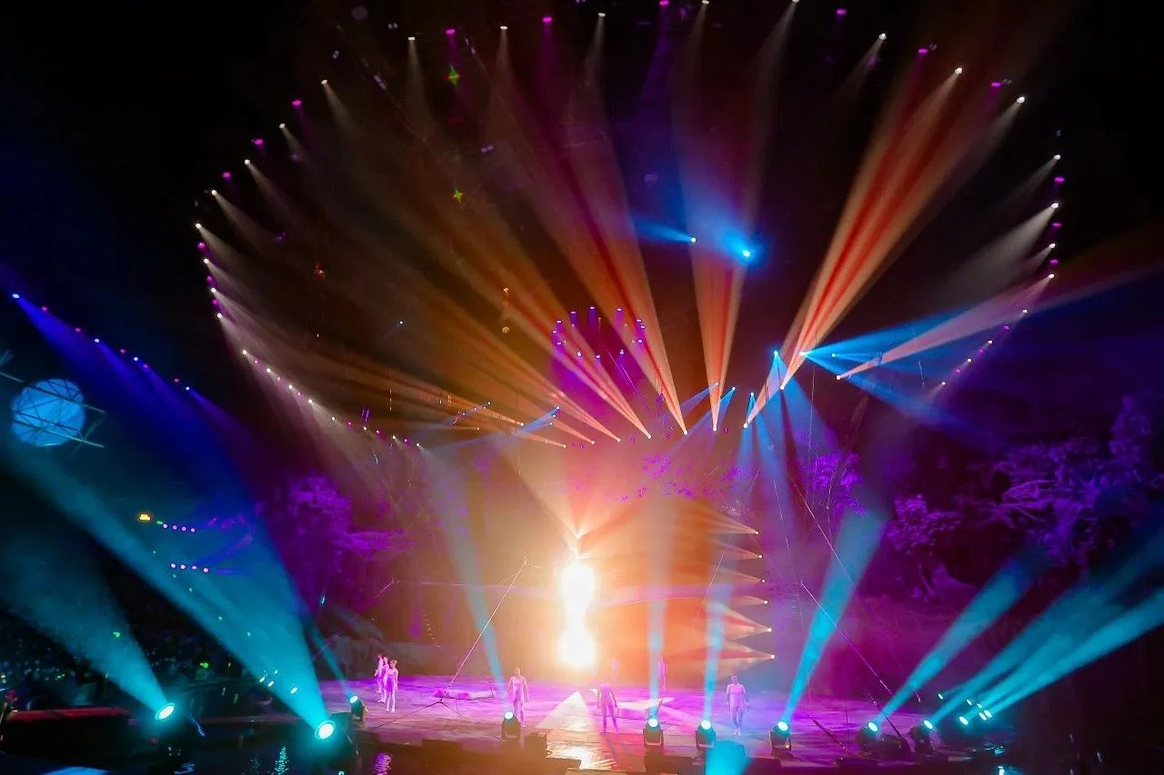 Golden Sea Fixtures Together with Chimelong International Circus Presented a Circus Feast Golden Sea Fixtures Together with Chimelong International Circus Presented a Circus Feast