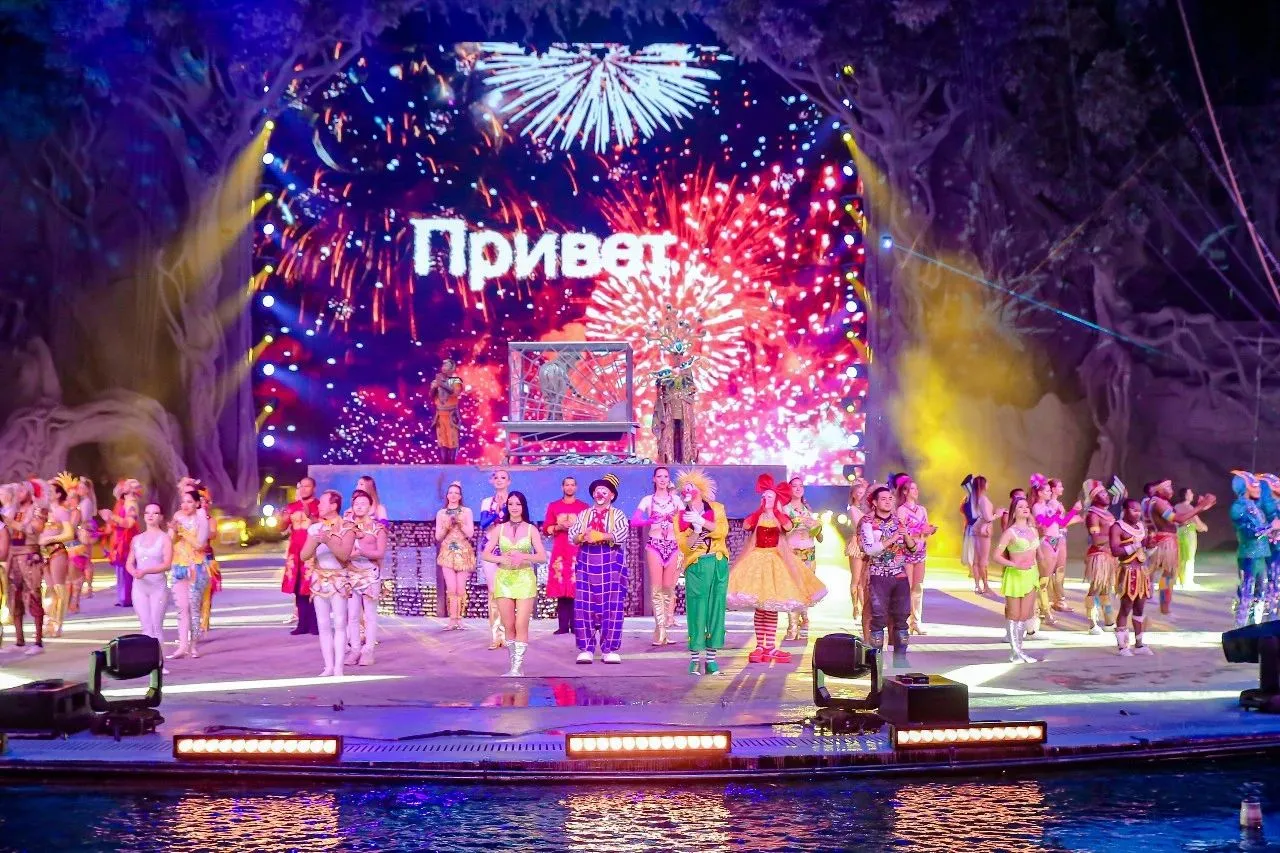 Golden Sea Fixtures Together with Chimelong International Circus Presented a Circus Feast Golden Sea Fixtures Together with Chimelong International Circus Presented a Circus Feast