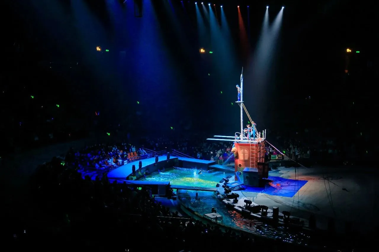 Golden Sea Fixtures Together with Chimelong International Circus Presented a Circus Feast Golden Sea Fixtures Together with Chimelong International Circus Presented a Circus Feast