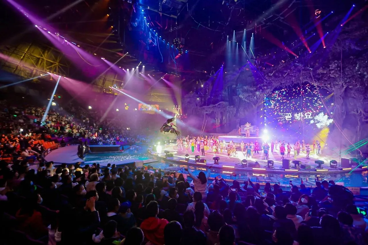 Golden Sea Fixtures Together with Chimelong International Circus Presented a Circus Feast Golden Sea Fixtures Together with Chimelong International Circus Presented a Circus Feast