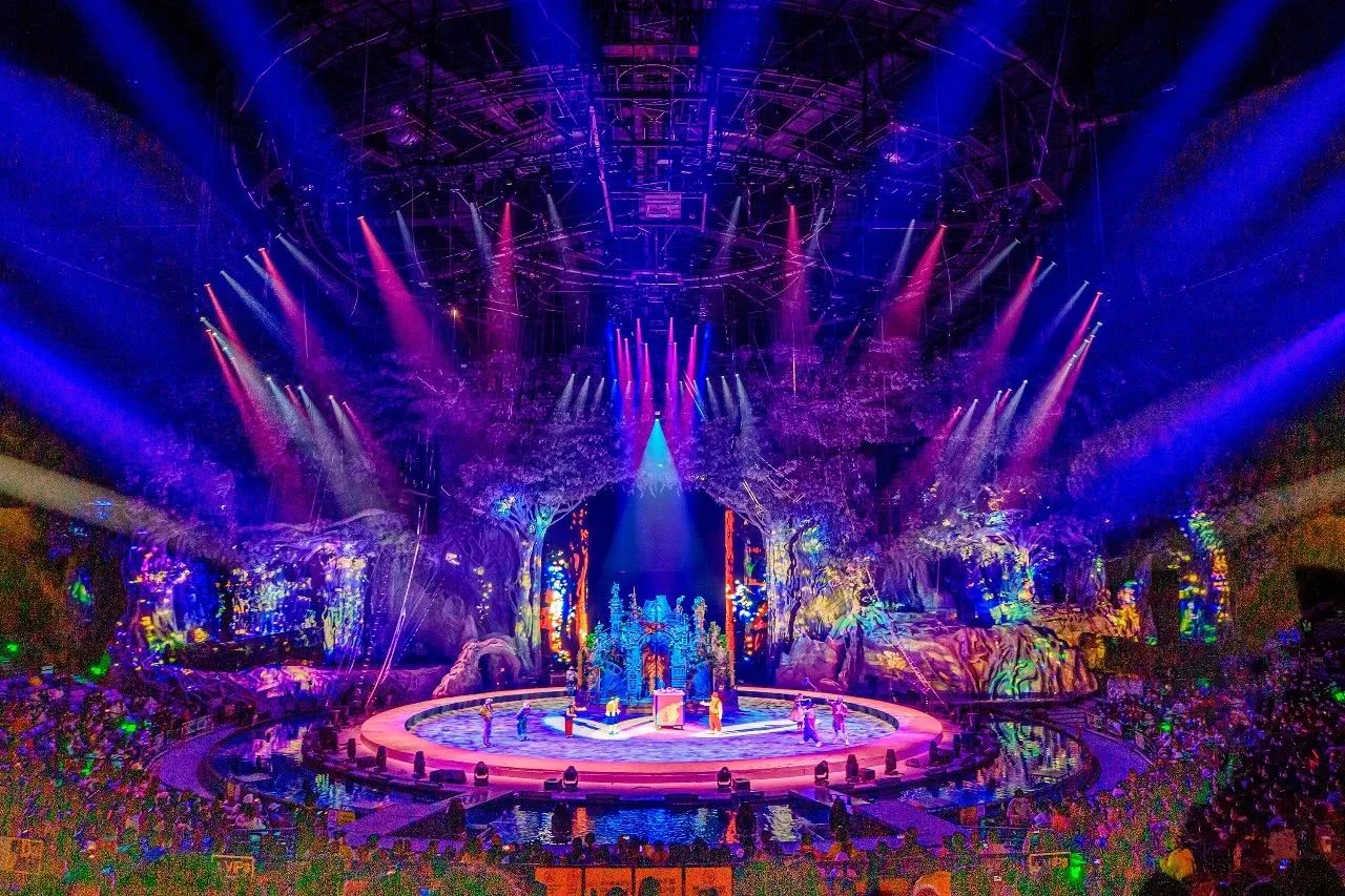 Golden Sea Fixtures Together with Chimelong International Circus Presented a Circus Feast Golden Sea Fixtures Together with Chimelong International Circus Presented a Circus Feast